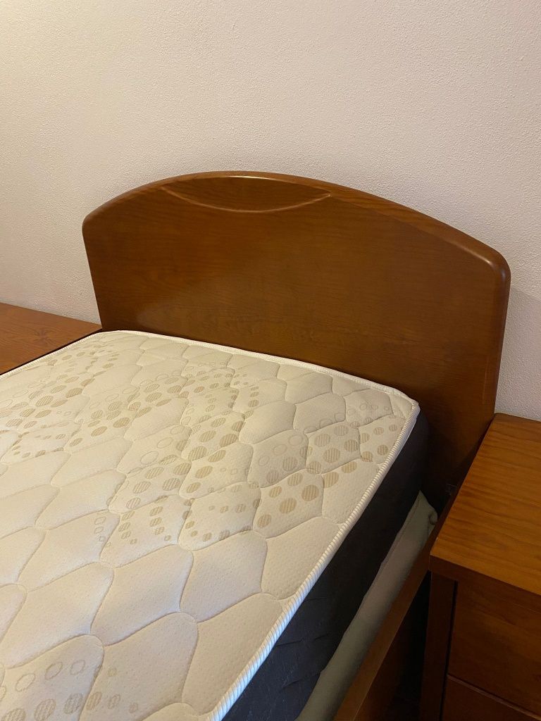 Cama solteiro, 2 mesas de cabeceira, colchão