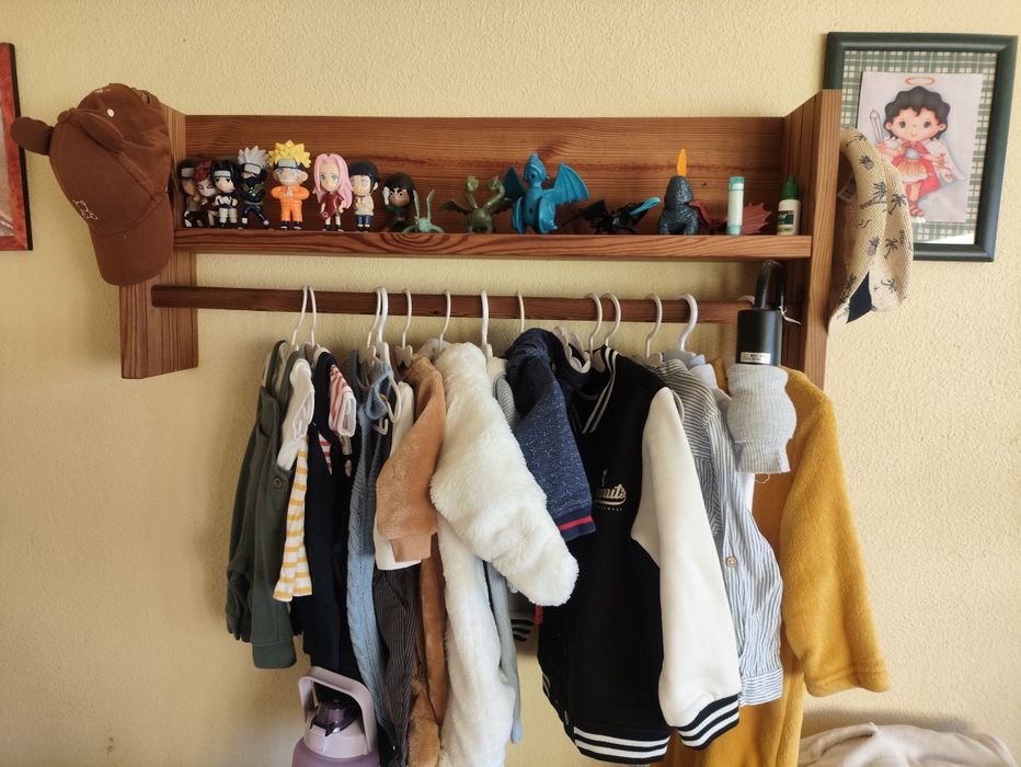 Cabideiro com estante infantil