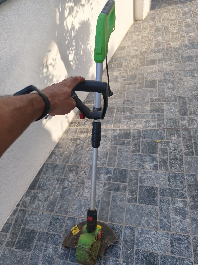 Vende-se máquinas de relva