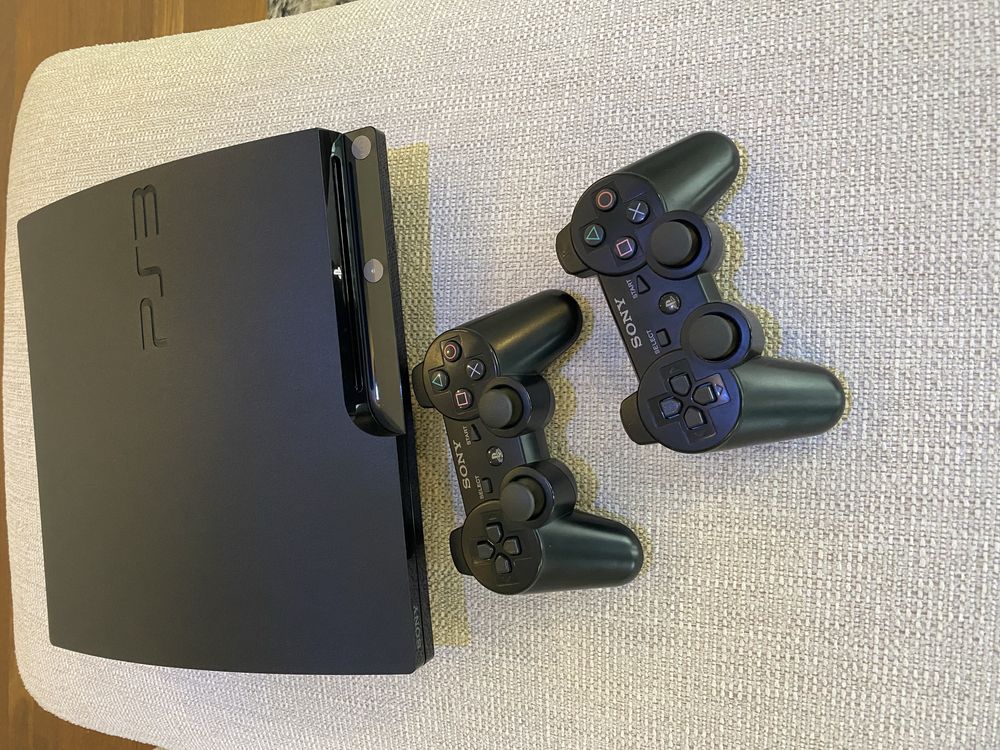 Playstation 3 com dois comandos, originais, com cabos, como novo.