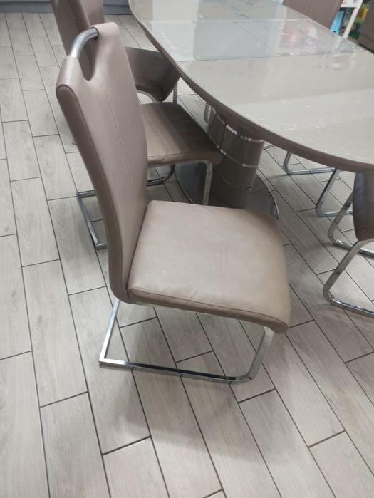 сучасні стільчики та стіл