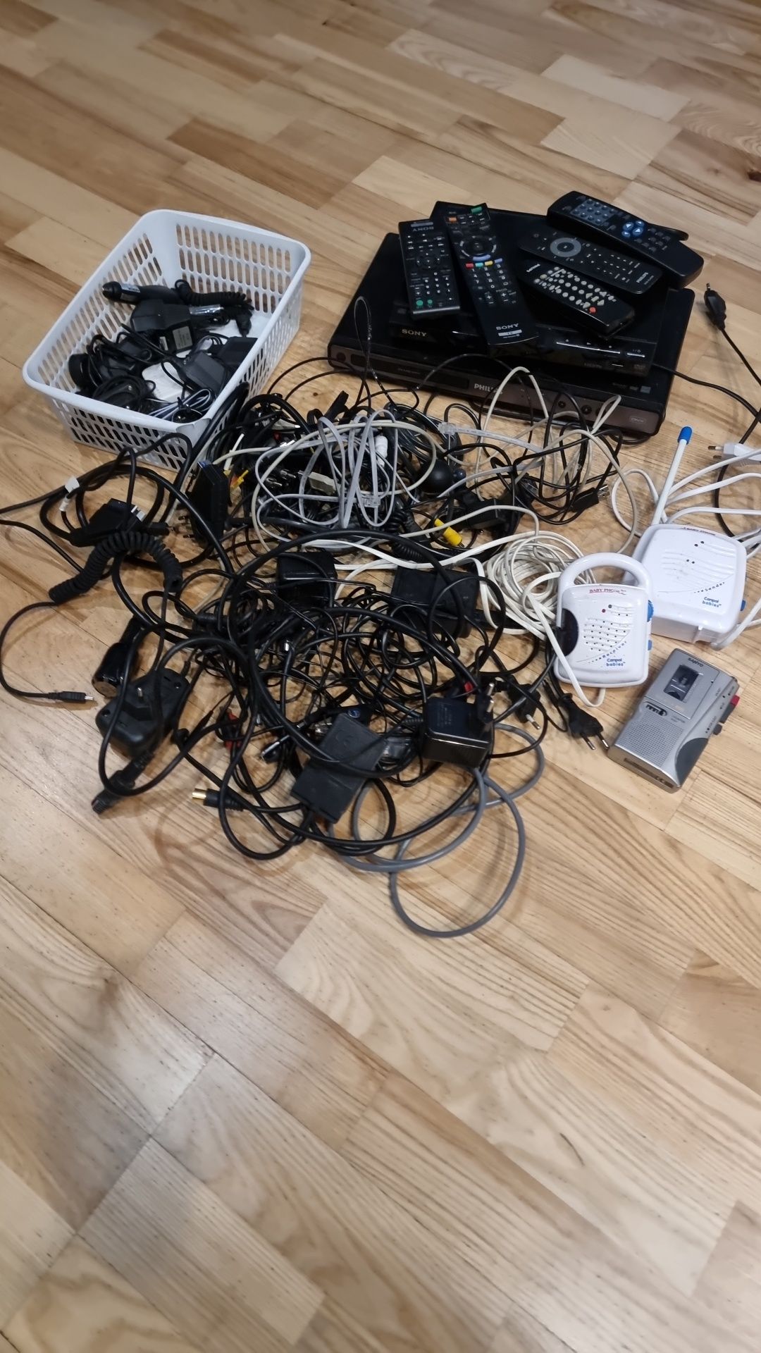 Sprzedam 2 DVD ładowarki elektroniczna nianie itp