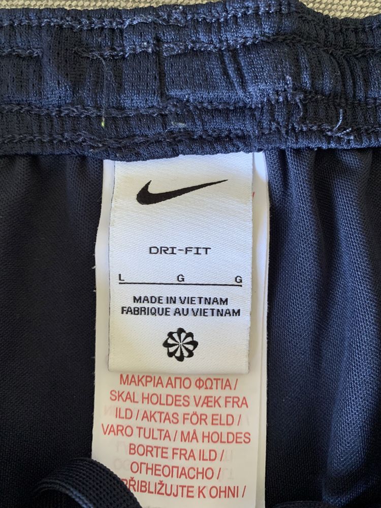 Спортивні шорти nike р.l  на 12-13 років р.147-158 футбольні