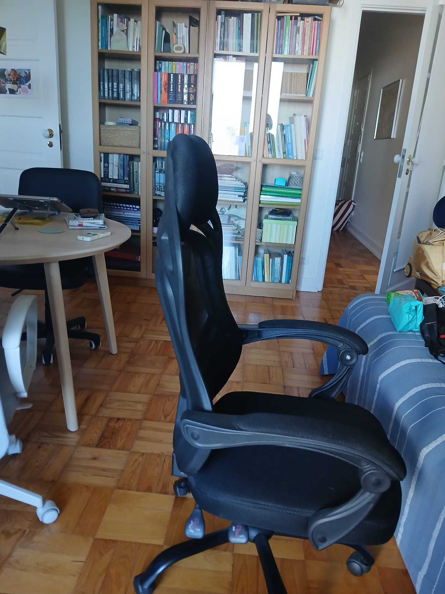 Cadeira de escritório e computador preta