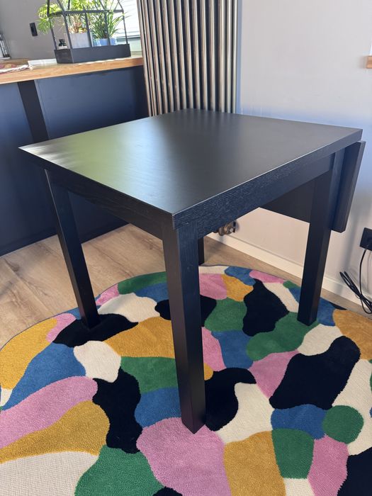 Nordviken (Ikea) - maly czarny stol z opuszczanym blatem