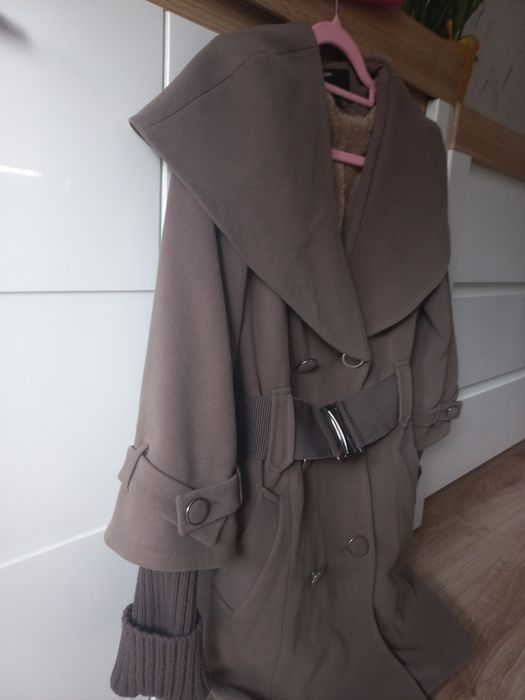 Damski płaszcz z wełnianymi rękawami.