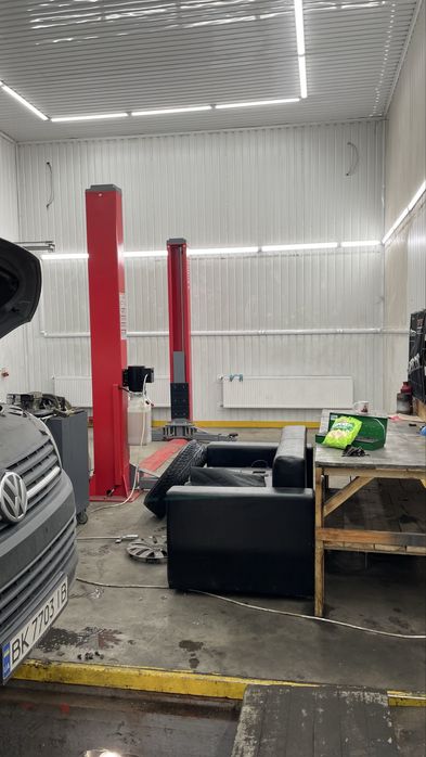 Бокс на два заїзди з ямою і підйомником.