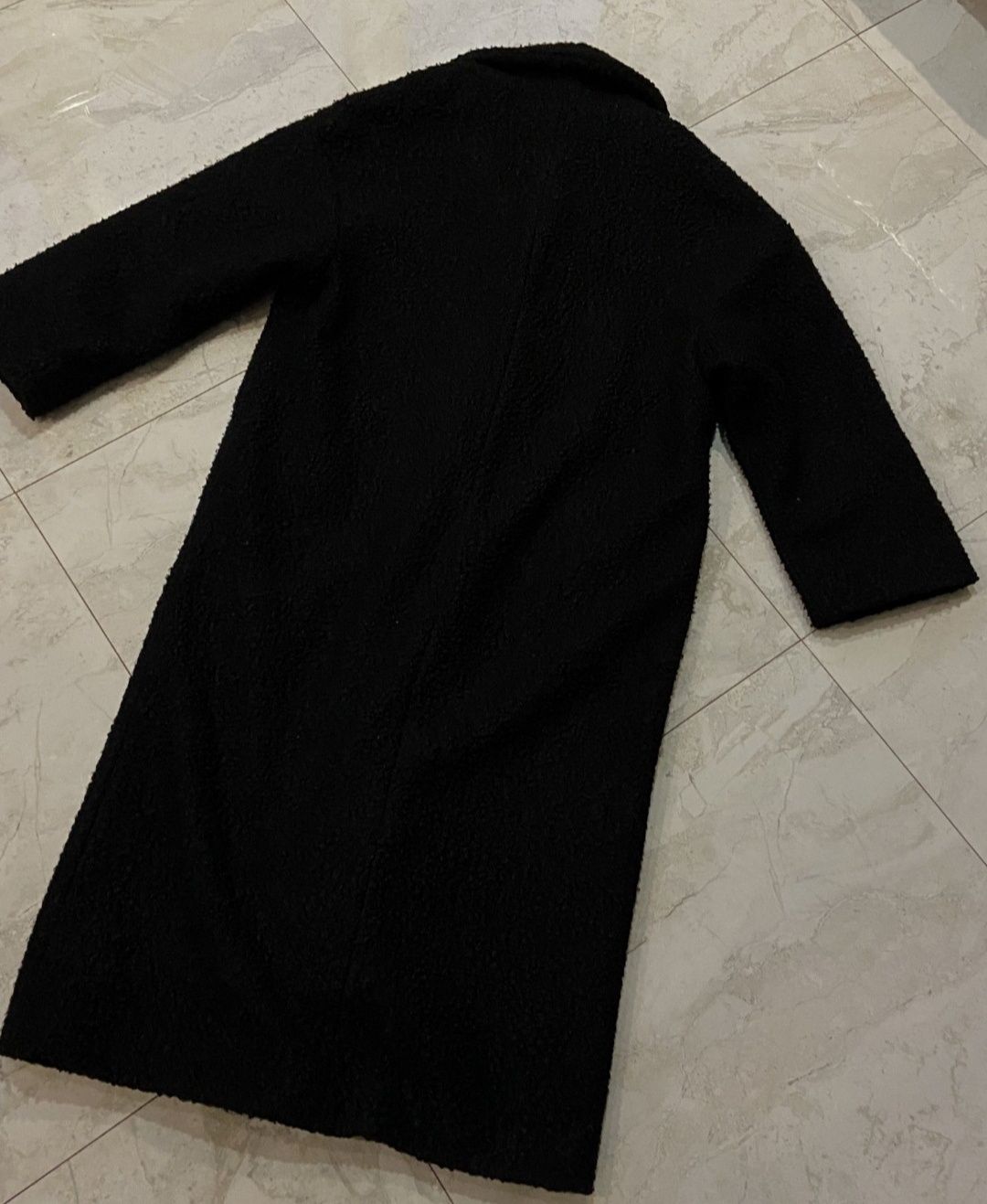 Чёрное прямое букле пальто украинского бренда