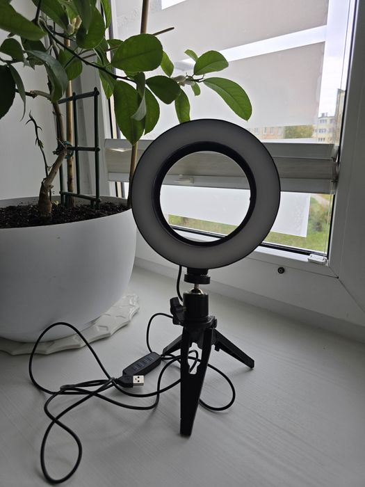 Lampa pierścieniowa różne odcienie światła