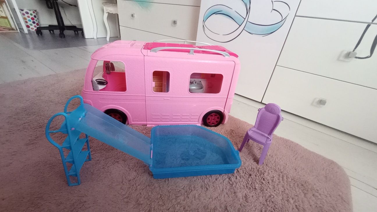 Camper Barbie z basenem