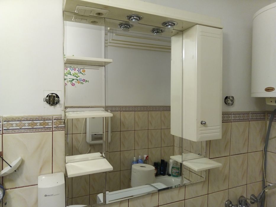 Szafka łazienkowa z lustrem