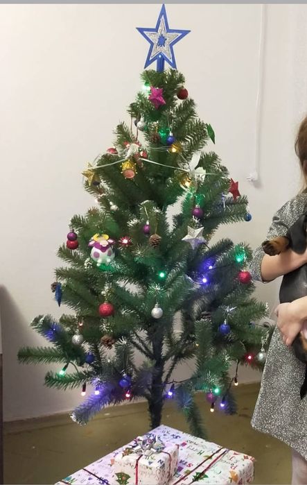 Ялинка штучна в гарному стані