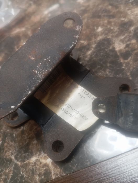 Замок двері 2101  03 02 06 подушка КПП направляючі клапанів табличка