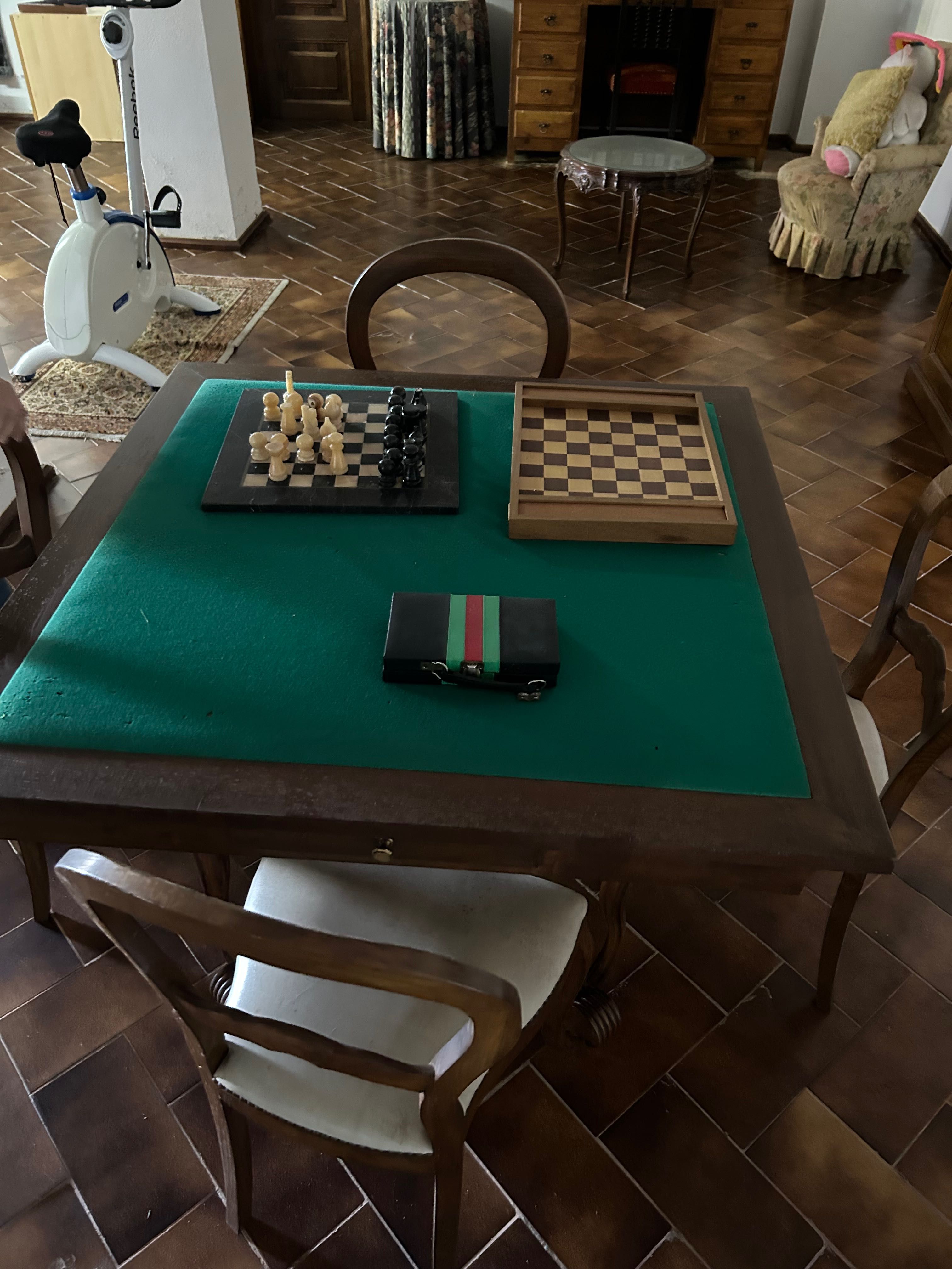 Mesa de jogo com 4 cadeiras