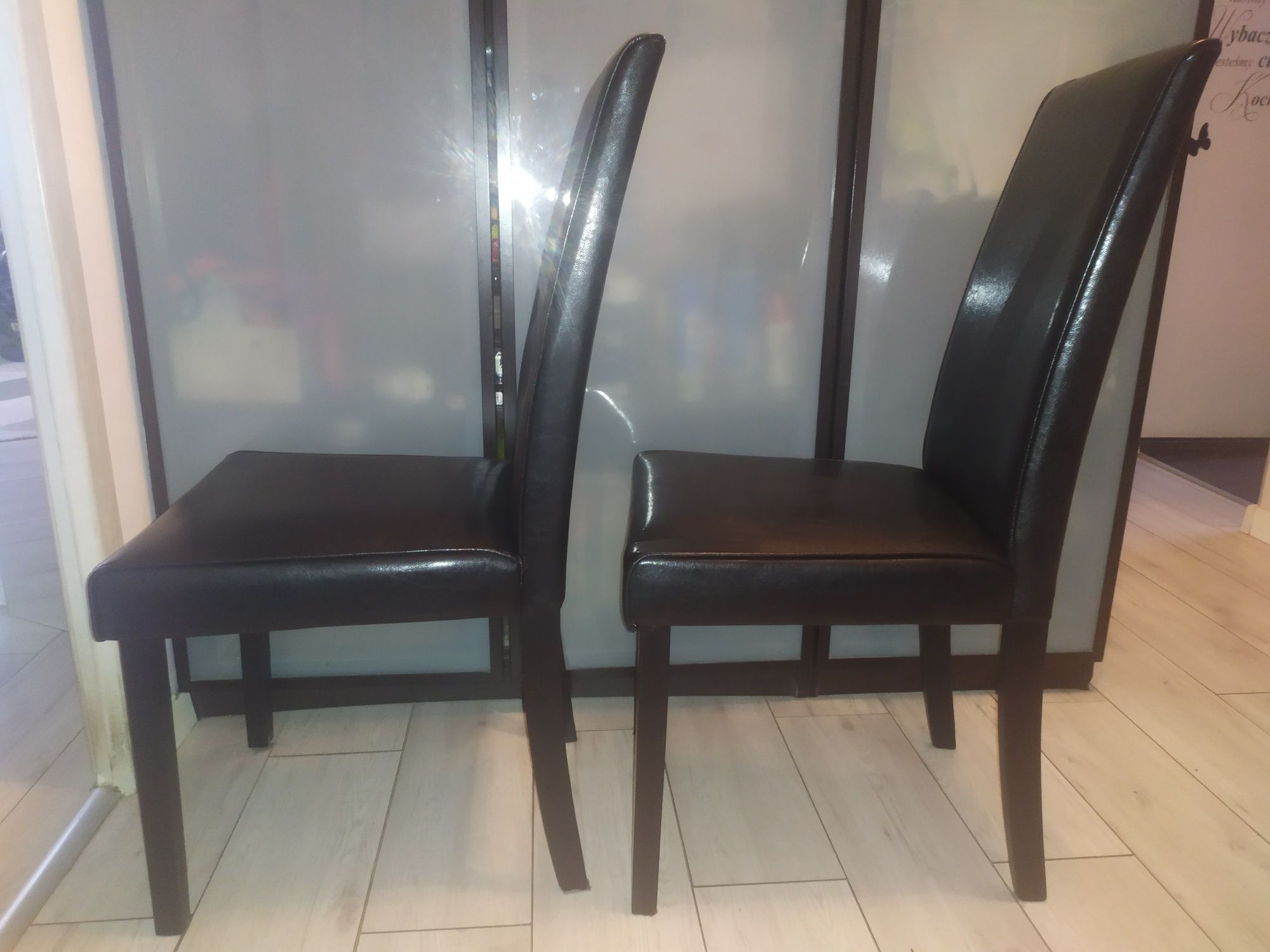 2 krzesła czarne Parys ekoskóra, nowoczesne do salonu, drewniane nogi