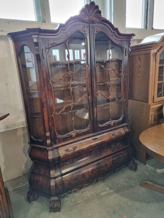 drewniana witryna biblioteka