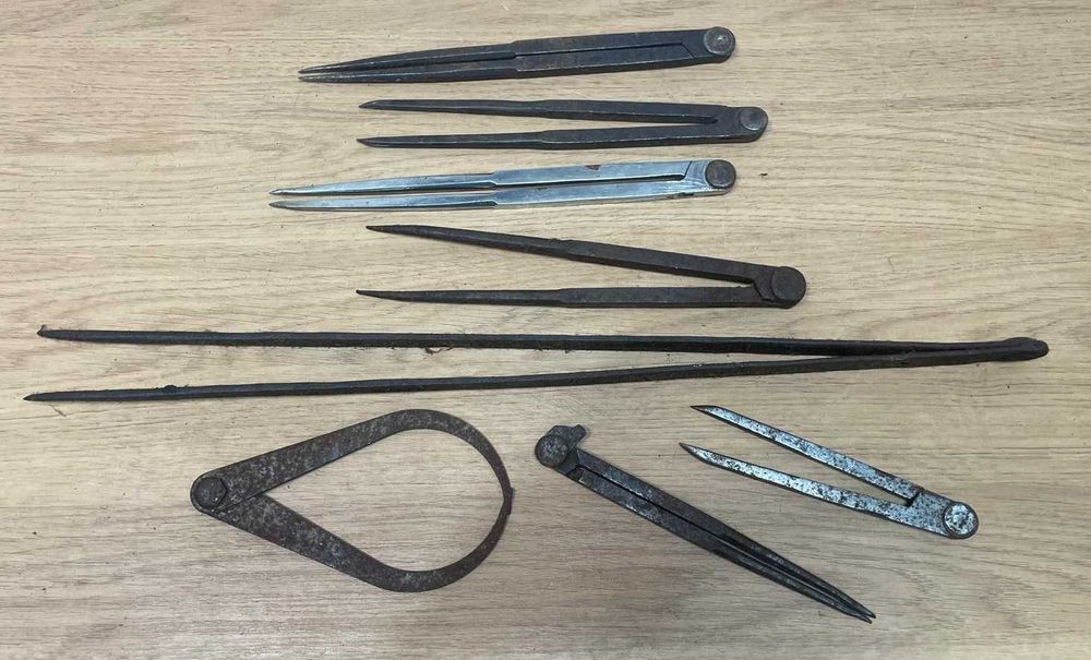 Ferramentas antigas, compassos ou divisores