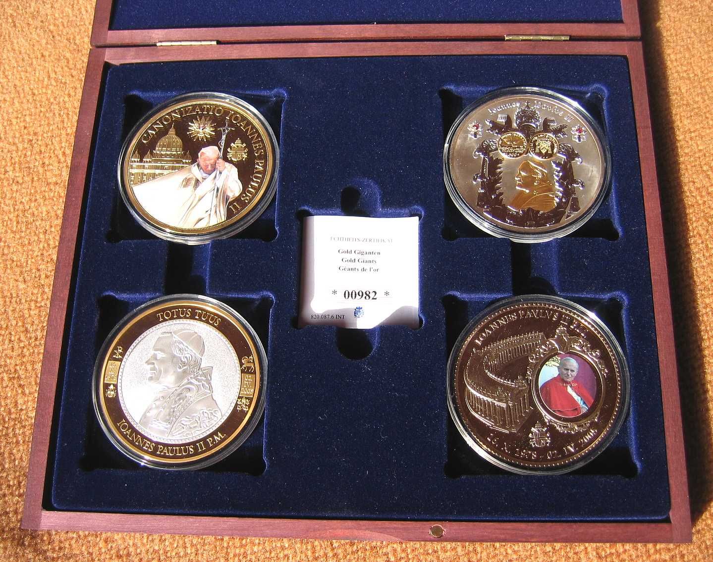 Jan Paweł II 4 medale złocone i srebrzone w drewnianej kasecie
