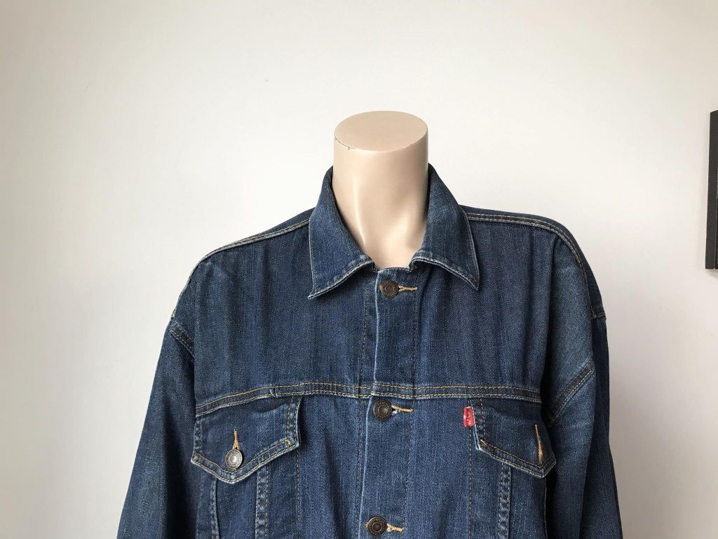 Levi's kurtka jeansowa damska XL
rozmiar:XL 
W kolorze:granatowym
Stan