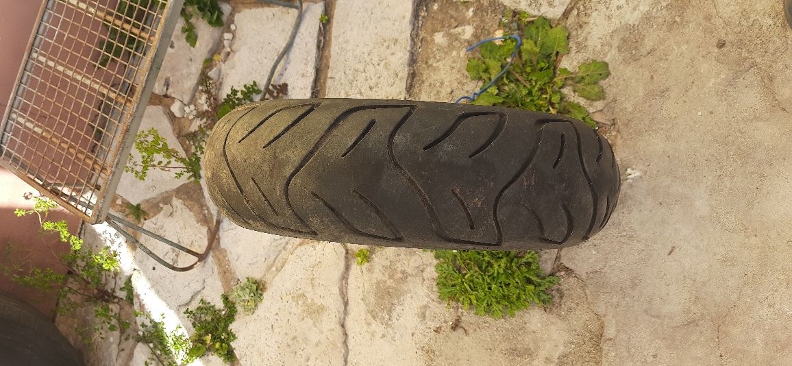 Jantes com pneus e tanque de combustível e um capacete