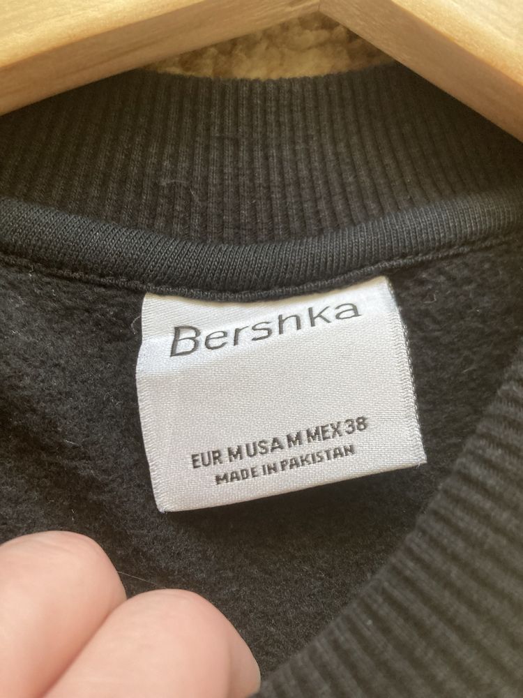 Czarna bluza bez kaptura bershka