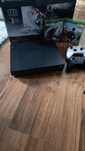Konsola Xbox One X+ 2 pady+2 gry+podstawka