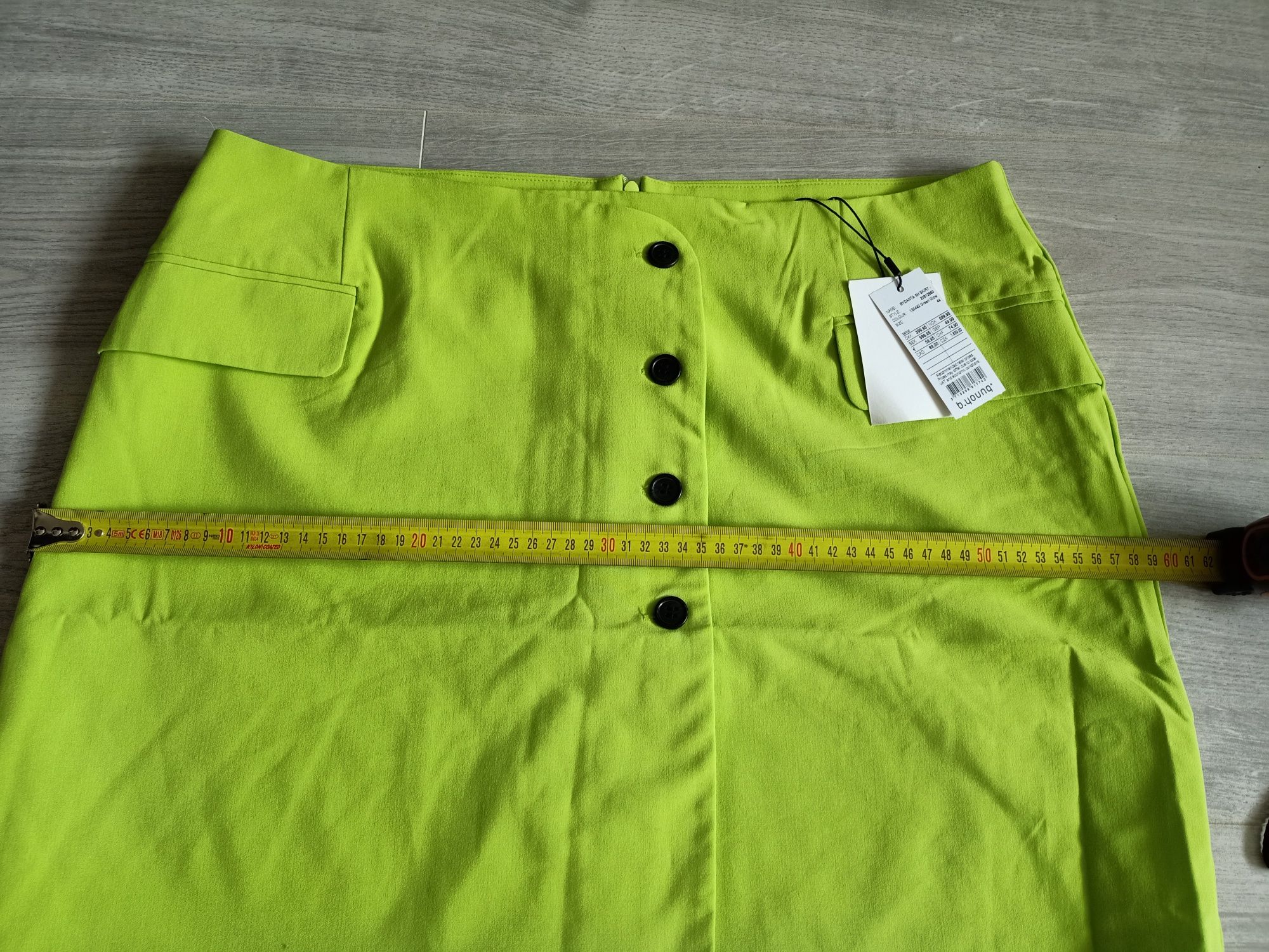 Zielona spódnica przed kolano rozmiar 44