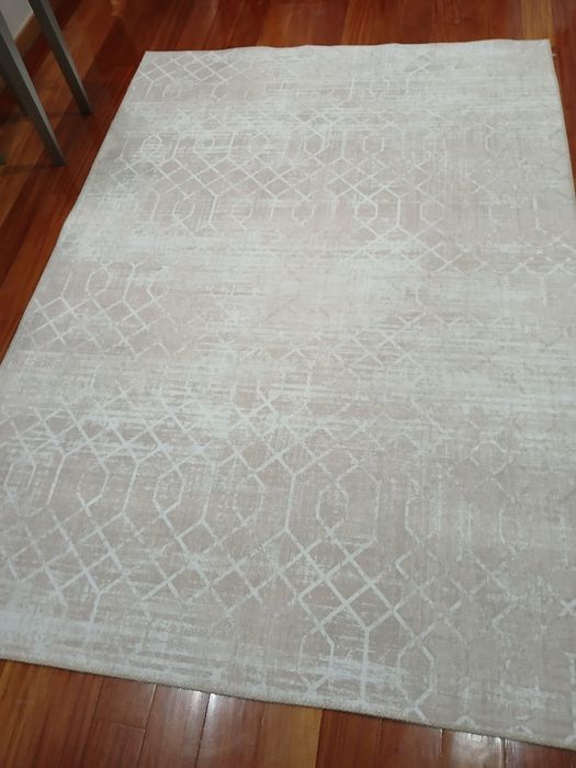 Carpete bege e branca