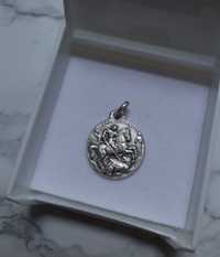 Срібний медальйон Святого Юрія, привезений з Ватикану