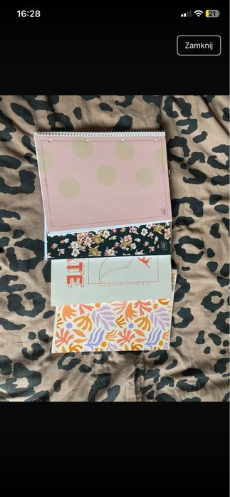 Box z ciuchami bluzy sukienki dwa pudelka i cztery zeszyty