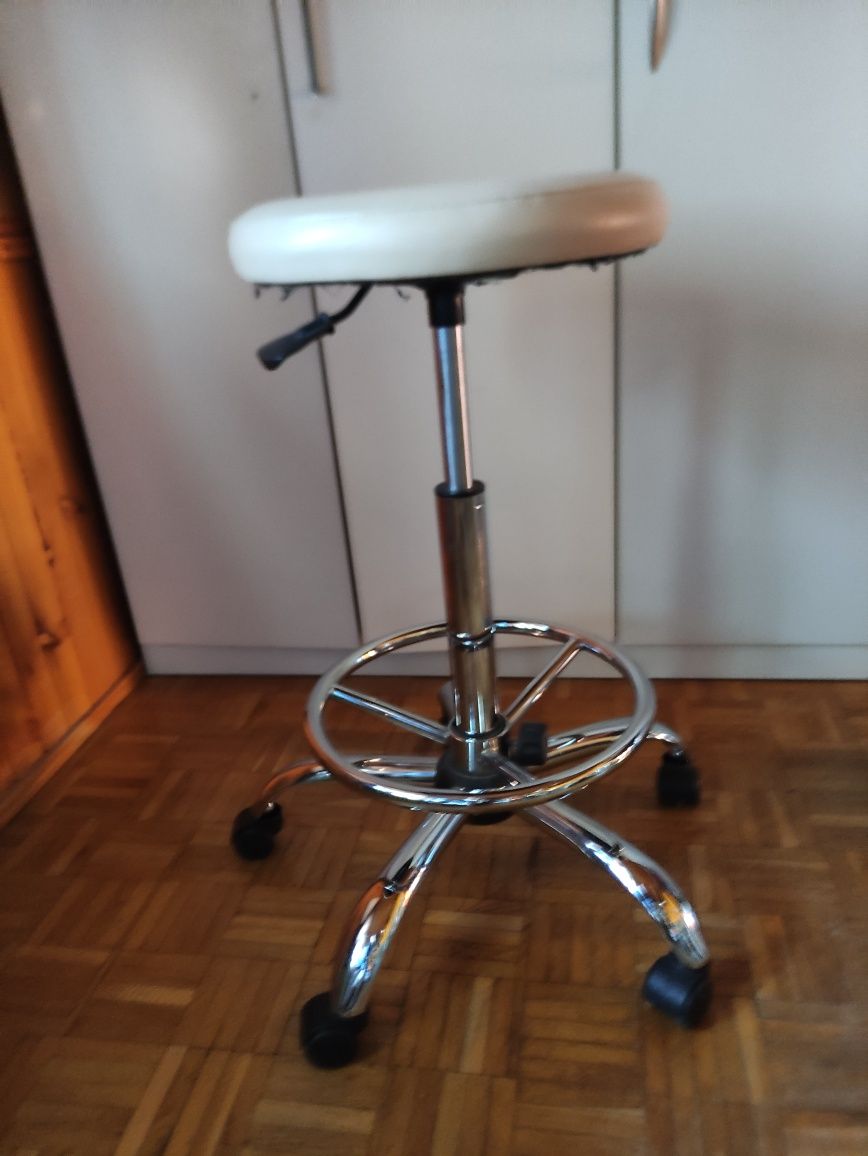 Krzeslo stolek medyczny pneumatyczny