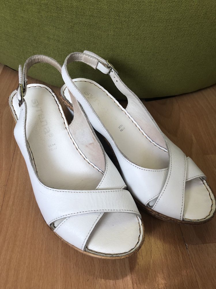 Skórzane buty na koturnie marki Syrena