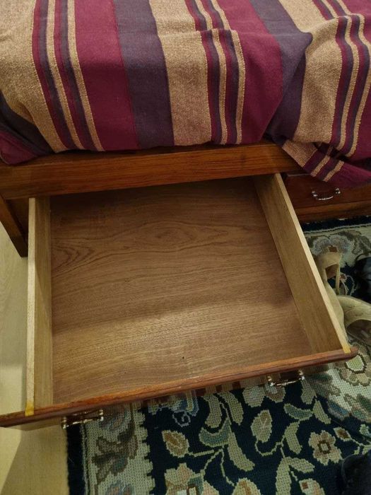 Venda de quarto com duas mesas de cabeceira