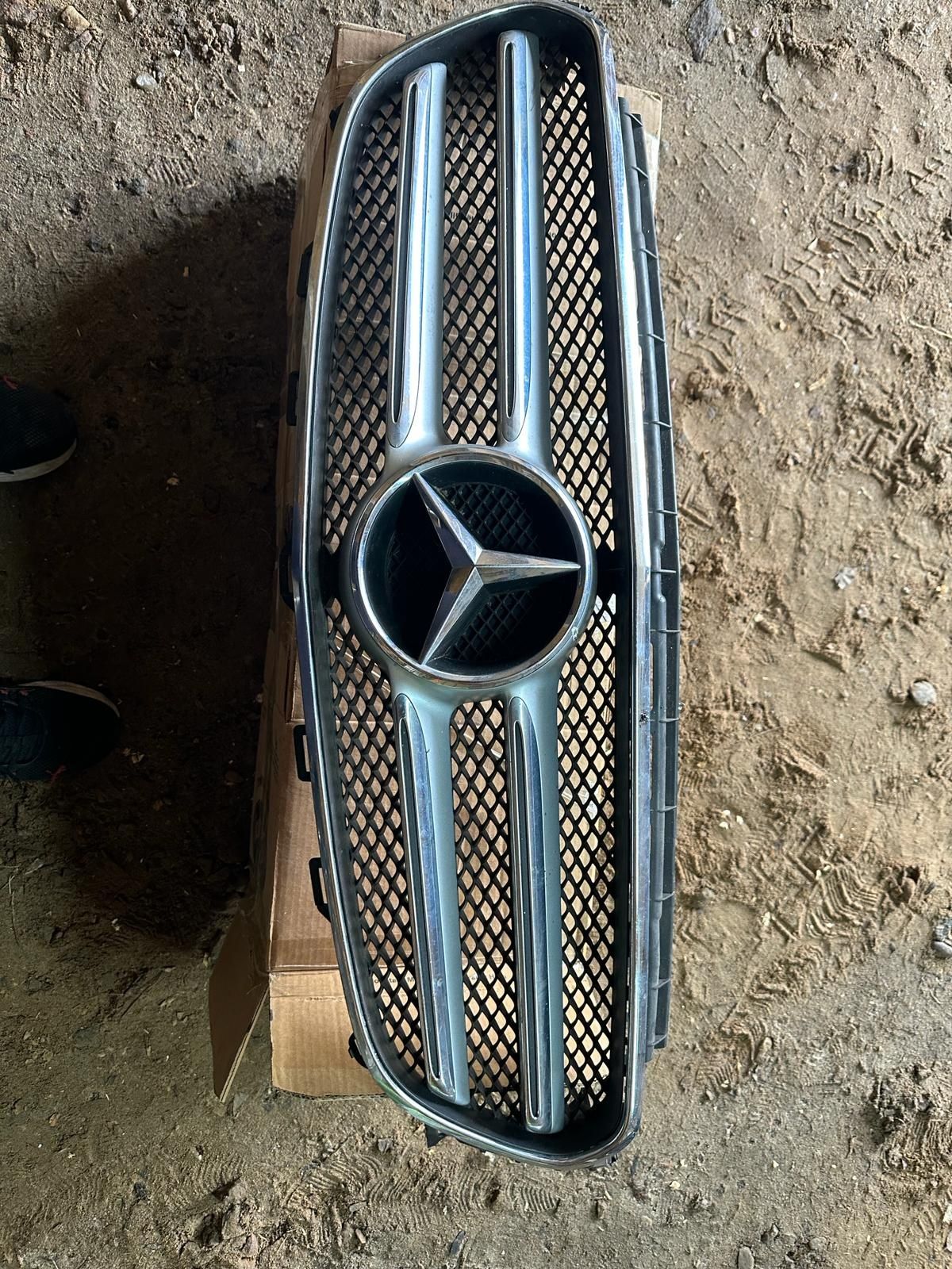 Mercedes E klasa E213 Atrapa, Grill + znaczek emblemat