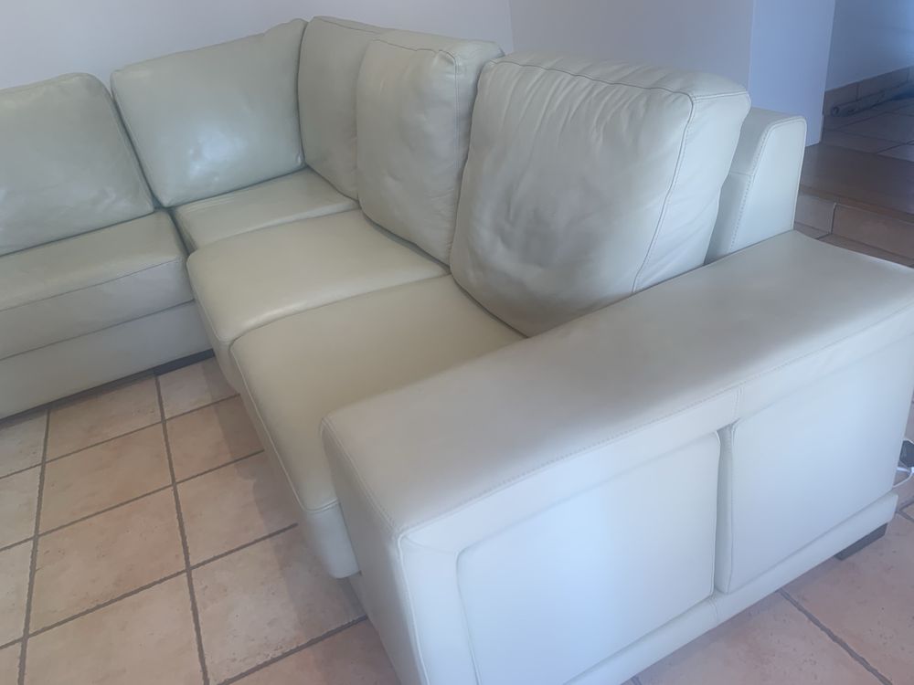 Sofá em pele bege com chaise long e 2 puffs