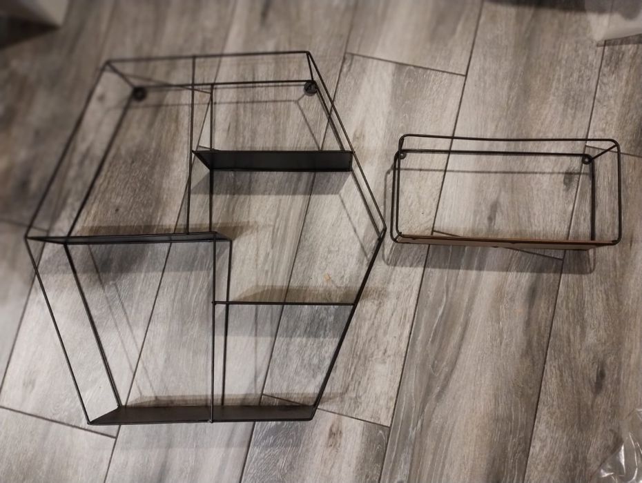 Dwa ekspozytory na zabawki lub inne