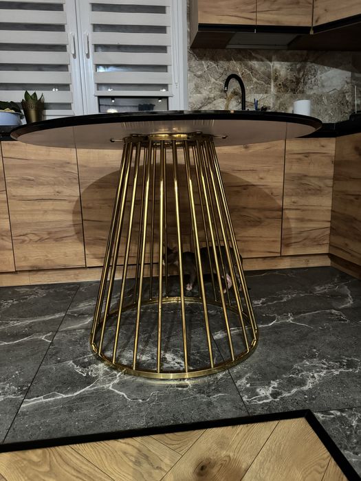 Okrągły stół na złotej nodze, do kuchni lub jadalni