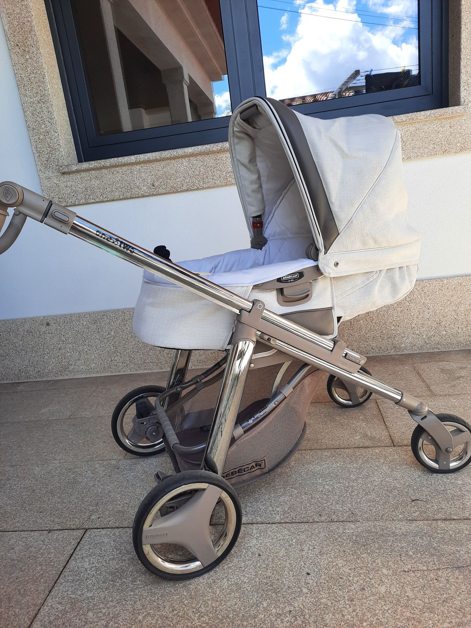 Carrinho bebé dá para 2 bebés ou apenas1. Inclui 2babycoque  2 alcofas