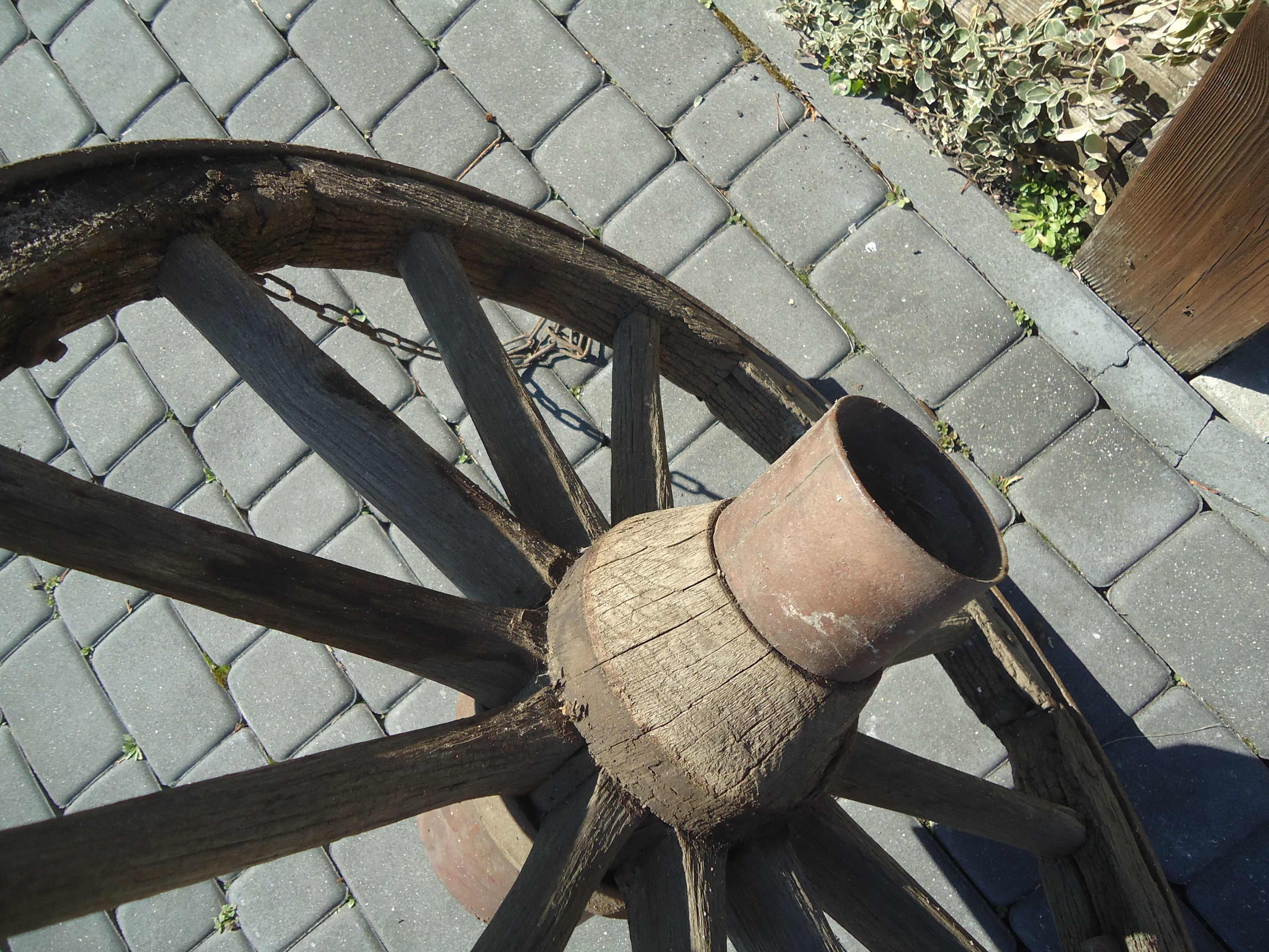 Stare duże koło drewniane okute