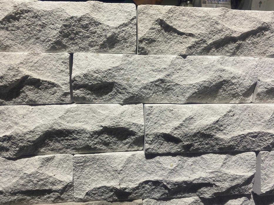 Płytki silikatowe – 250 × 65 × 25 mm, białe, ciosane, młotkowane