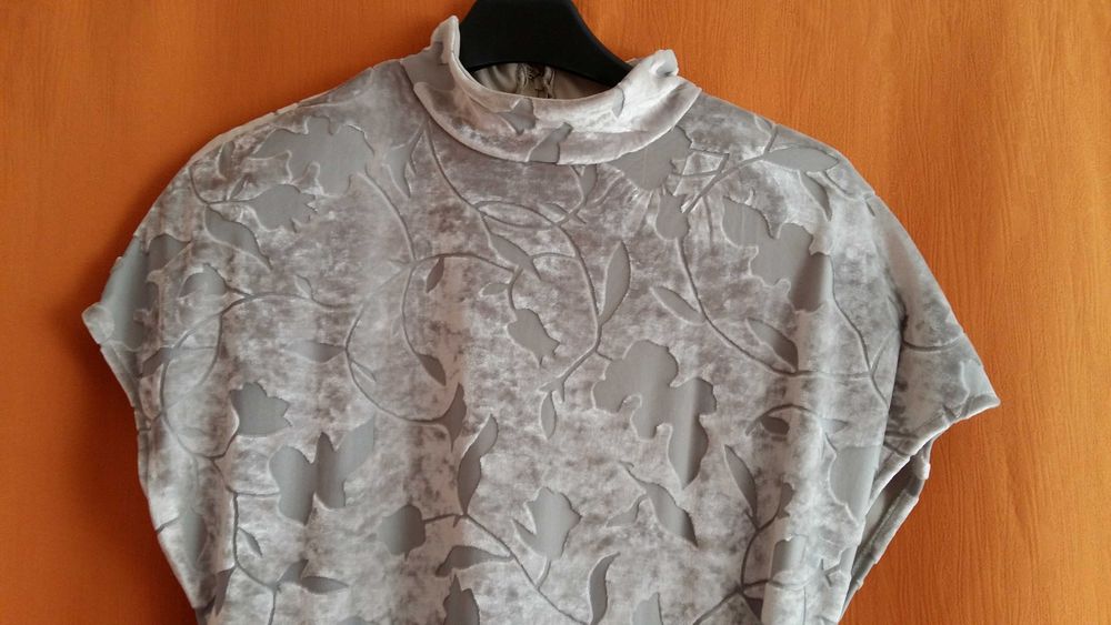 Sukienka wizytowa Yoe London długa, oliwkowa.