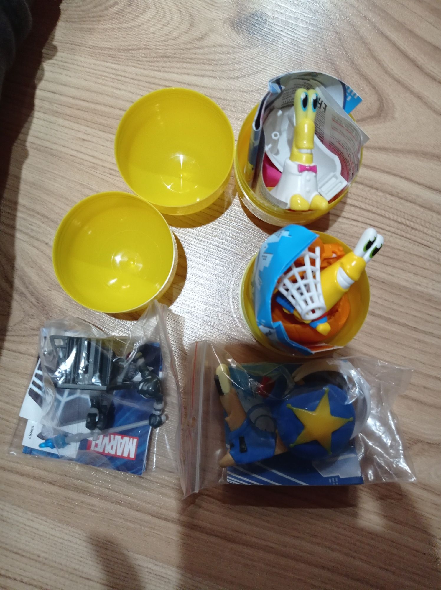Zabawki z Kinder jajek niespodzianki z karteczkami ponad 2 kg