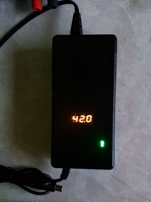 Ładowarka 42V 2A (36V) baterii Li-Ion woltomierz hulajnogi roweru skut