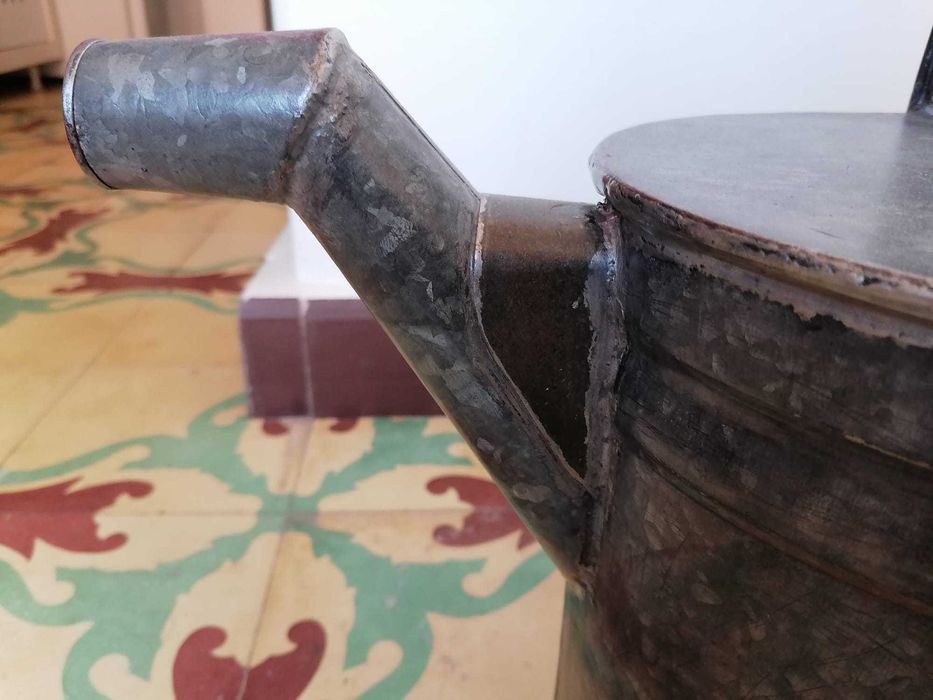 Regador antigo restaurado e reutilizável