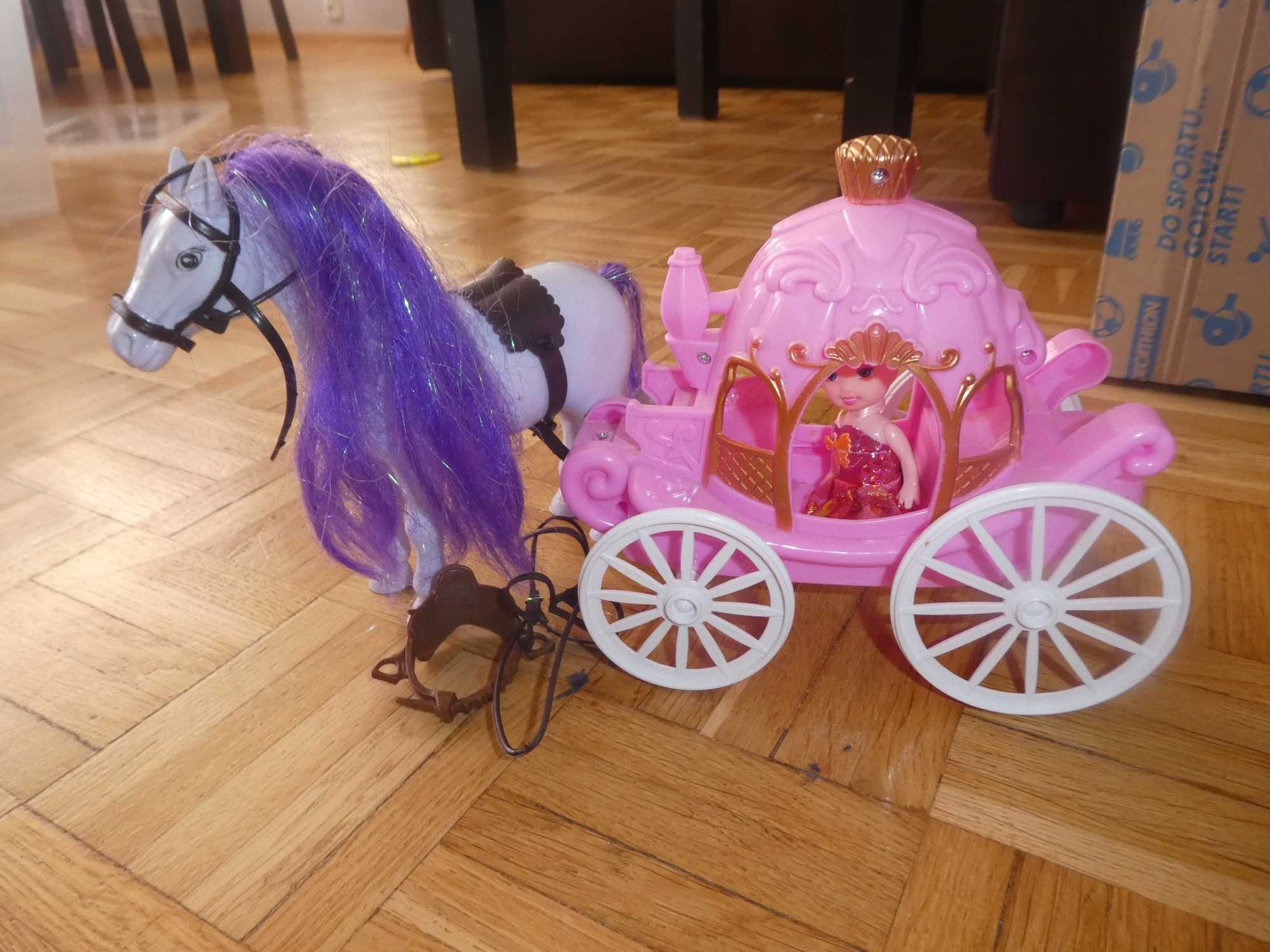 Kareta z koniem i lalka