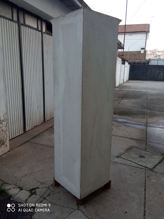Móvel de canto em madeira