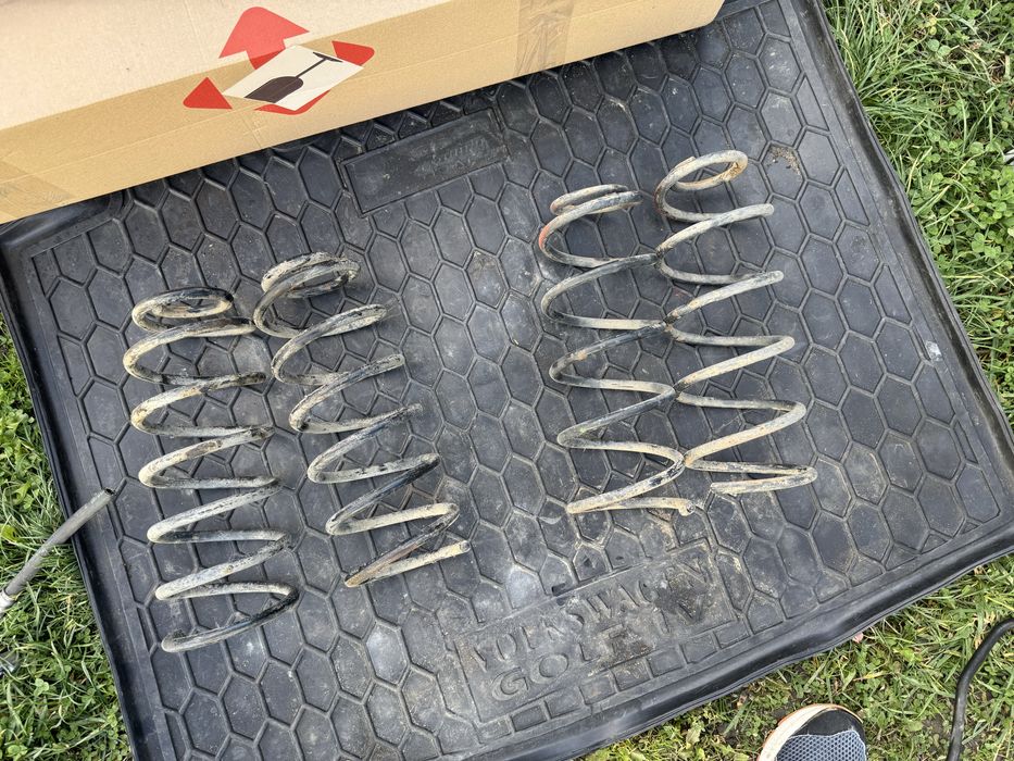 Пружини гольф 4 передні