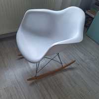 Krzesło bujane białe