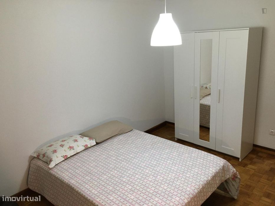 392136 - Quarto com cama de casal em...