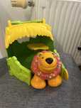 Lew z domkiem do przenoszenia Fisher Price